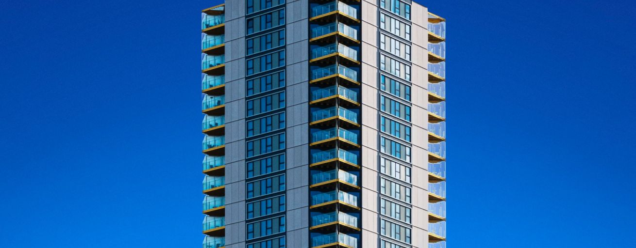 Moderne Architektur vor tiefblauem Himmel