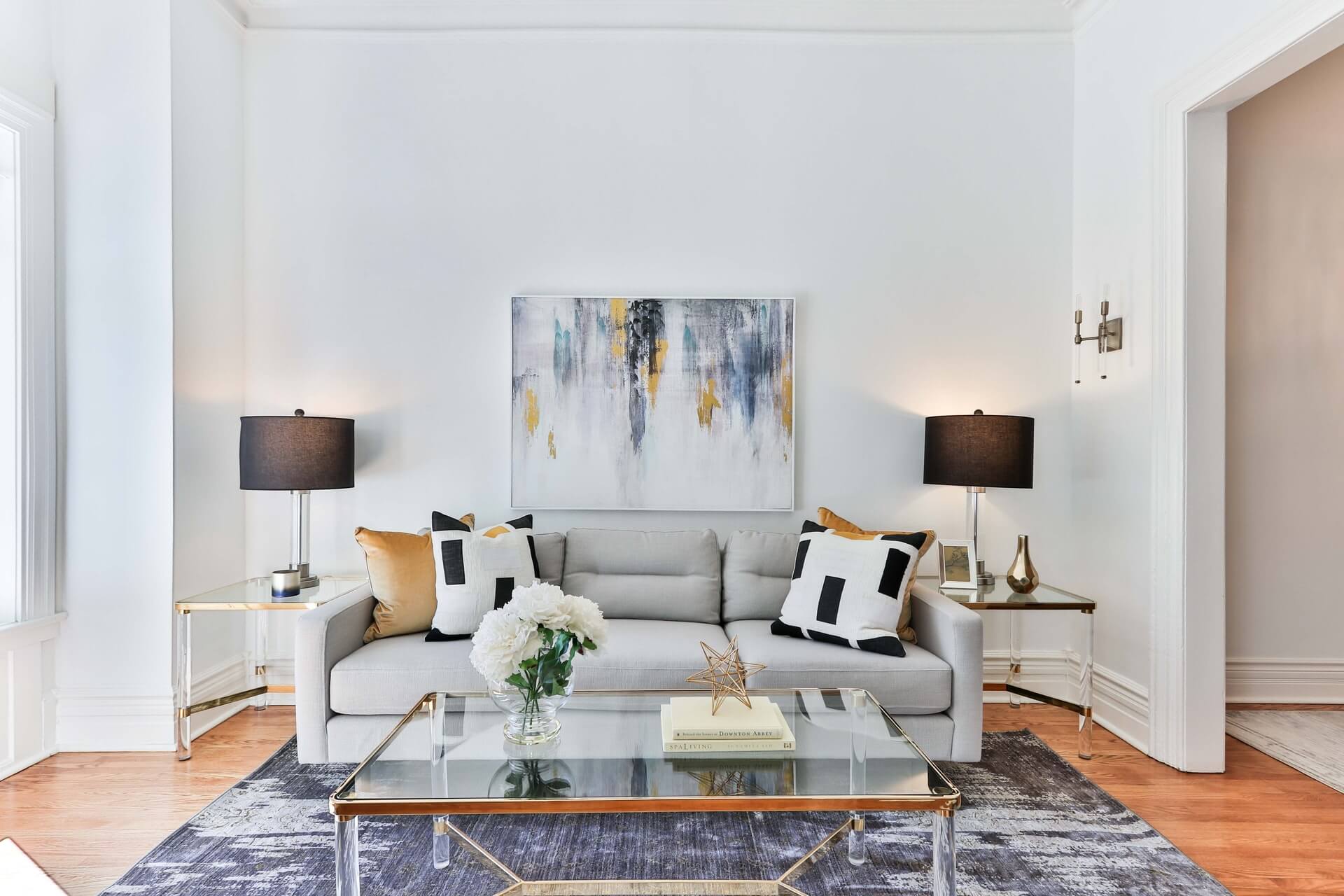 Stilvolles eingerichtetes Wohnzimmer mit Couch im Appartement